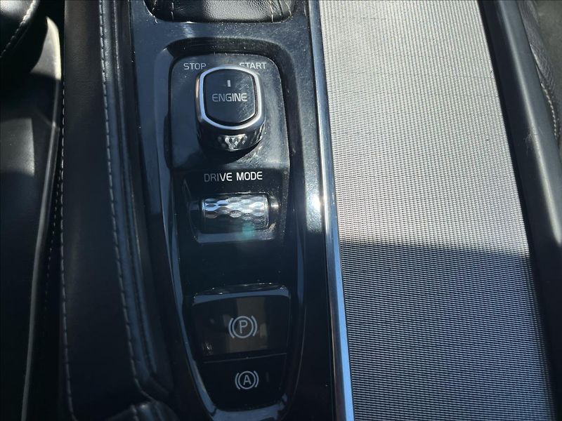 Volvo XC90 2,0 D5 R-DESIGN AWD SERVIS DPH - fotka 29 z 54