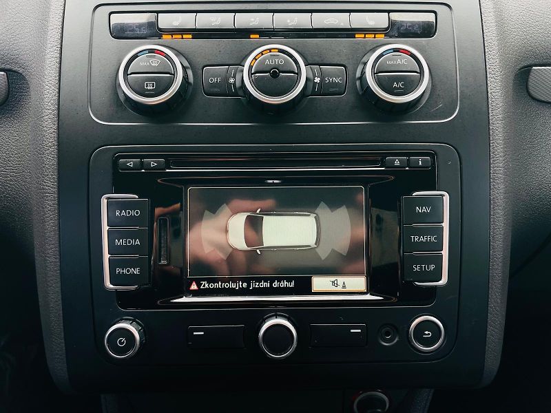 Volkswagen Touran 1.4TSI VÝHŘEV SERVISKA TAŽNÉ - fotka 37 z 46