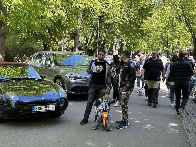 Kolonádu ovládla italská auta, na náměstí se dala ochutnat jihoevropská jídla.