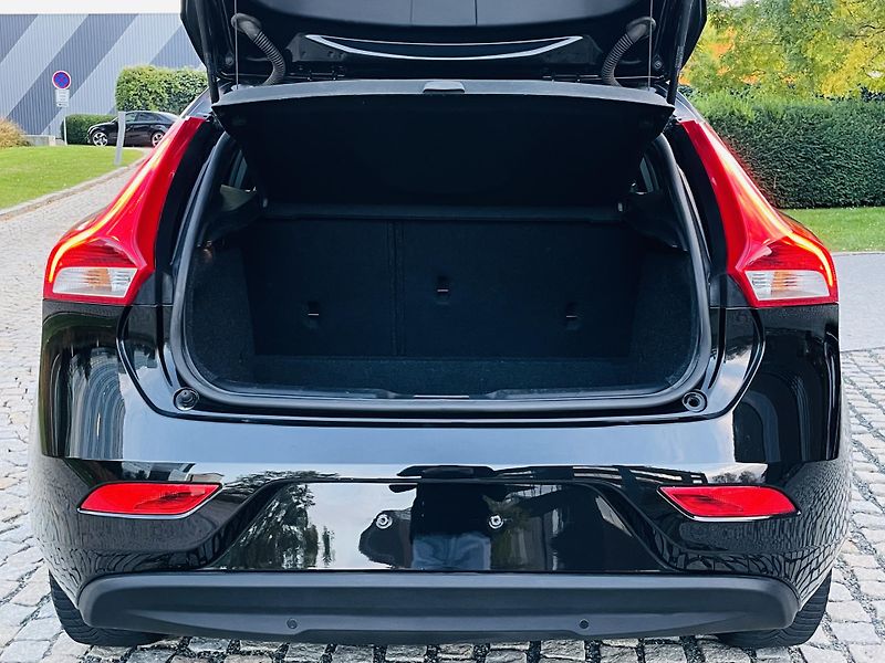 Volvo V40 2.0i MANUÁL 1.MAJITEL SENZORY - fotka 19 z 41