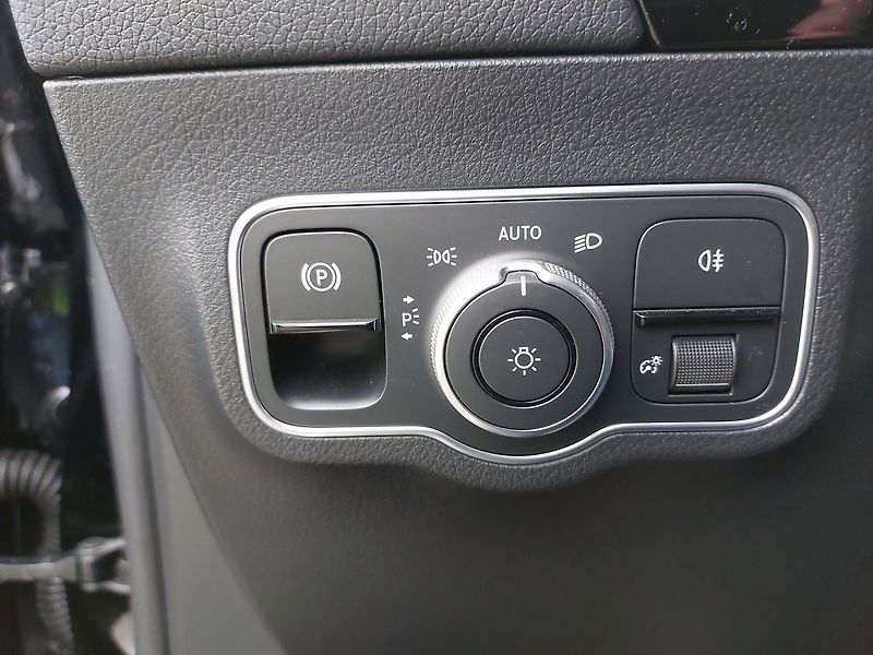 Mercedes-Benz GLA GLA180d - fotka 21 z 26