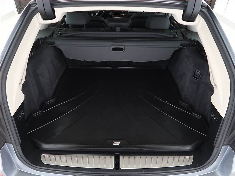 BMW Řada 5 (2017) Luxury Line 520d xDrive, 4X4 - fotka 14 z 24