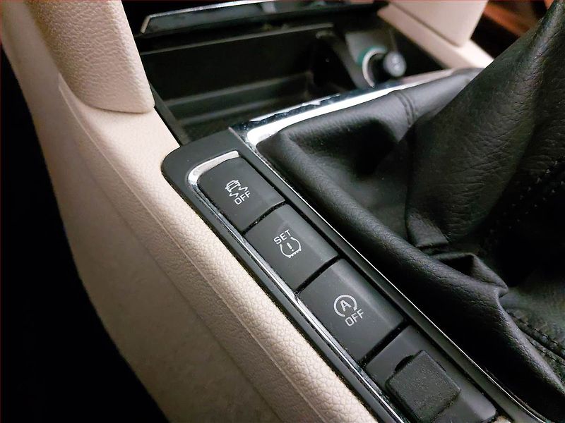Škoda Superb (2015) Elegance 2.0 TDI, Tempomat - fotka 17 z 26