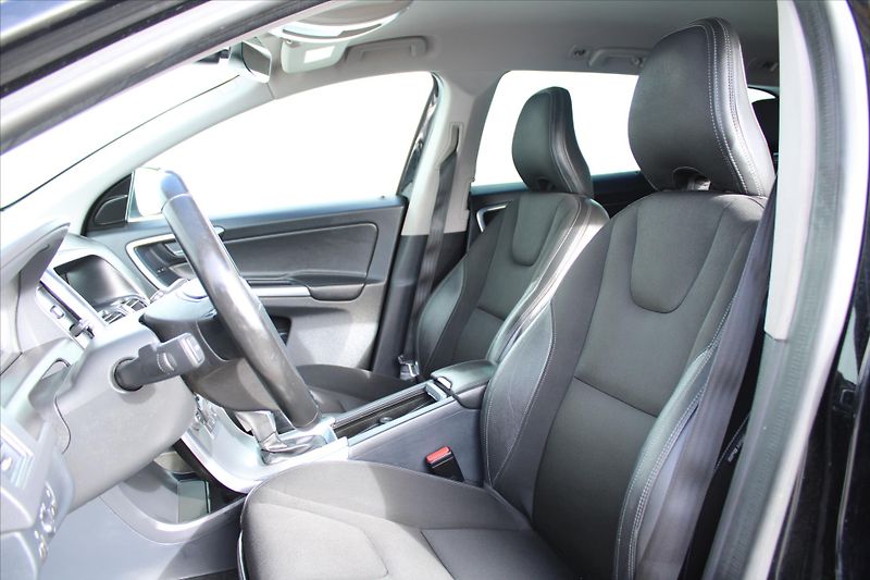 Volvo XC60 2.4D 140kW AWD SERVIS. KN. ČR - fotka 9 z 21