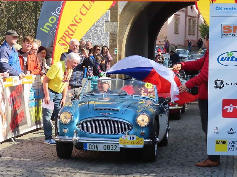 Michal a Jonáš Pavlíčkovi na startu. Rallye Spring Classic startovalo v sobotu 12. dubna dopoledne z jihočeského Tábora. Na trasu 231 kilometrů vyrazilo 100 posádek.
