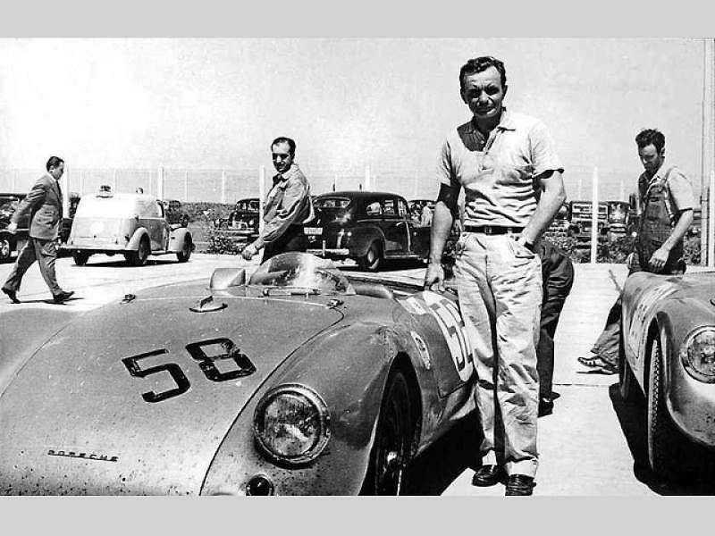 Jaroslav Juhan s dalšími členy závodního týmu Porsche. Je na snímku čtvrtý zleva.