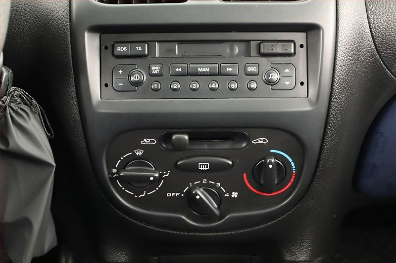 Peugeot 206 (2001) 1.4 i, po STK, jezdí výborně - fotka 11 z 12