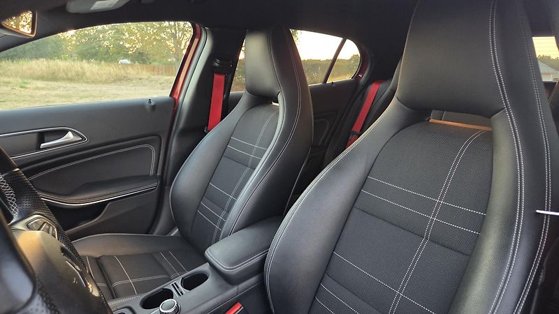 Mercedes-Benz GLA (2015)  220d 7G-DCT 4MATIC AMG Styl - fotka 16 z 31
