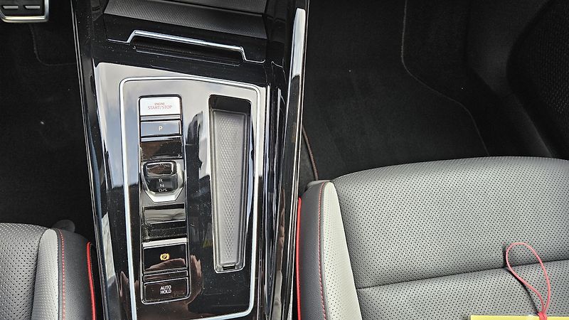 Volkswagen Golf (2023) GTI 2.0TSI 180kW DSG - fotka 32 z 36