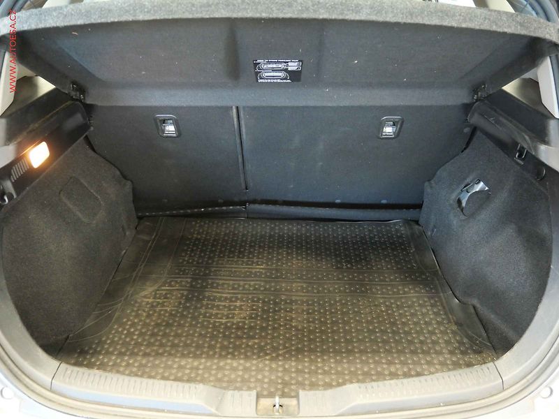 Toyota Auris (2013) 1.3i, ČR - fotka 7 z 20