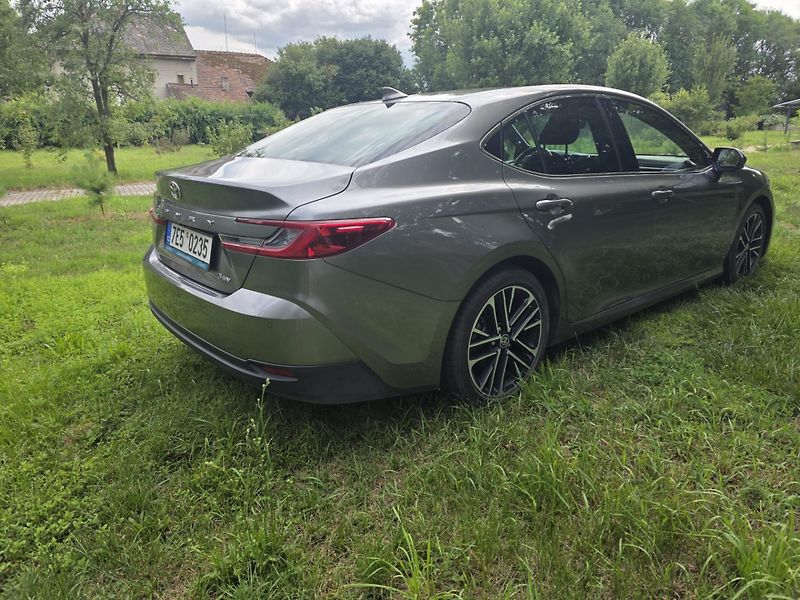 Toyota Camry (2024) 2.5HEV 231PS EXECUTIVE - fotka 6 z 15