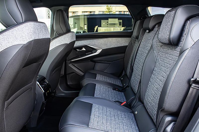 Peugeot 5008 (2026) 1,2 ALLURE Hybrid 145 e-DCS6 - fotka 18 z 18