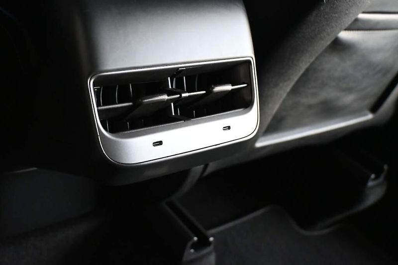 Tesla Model Y (2022) Long Range Dual Motor AWD 94% - fotka 37 z 44