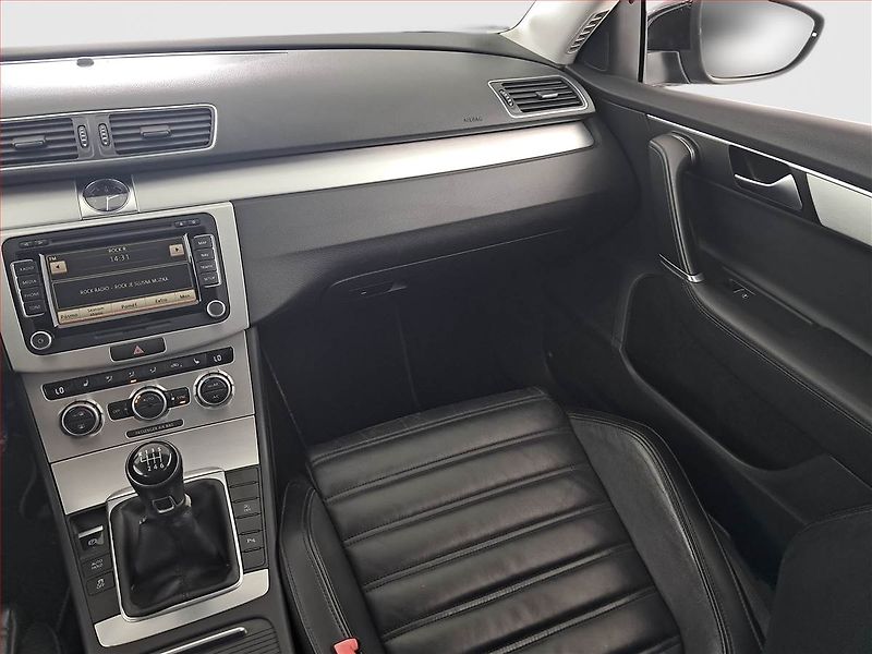 Volkswagen Passat (2013) 2.0 TDI, Navi, Xenony - fotka 8 z 17