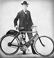 Oscar Karl Hedstrom, spoluzakladatel Indian Motocycle Manufacturing Company, na snímku z roku 1901.