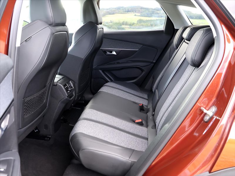 Peugeot 3008 1,5 HDi 96kW Allure CZ - fotka 14 z 31
