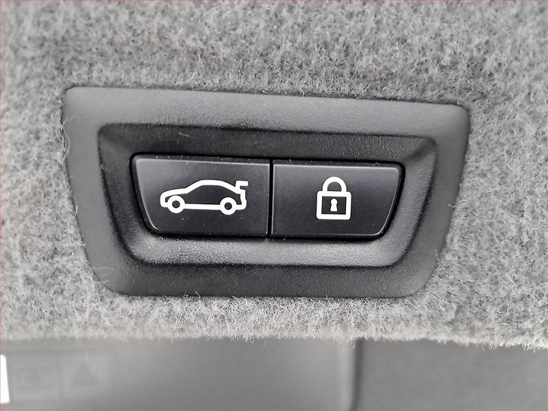 BMW Řada 7 (2012) 740d xDrive, 4X4, Automat - fotka 16 z 21