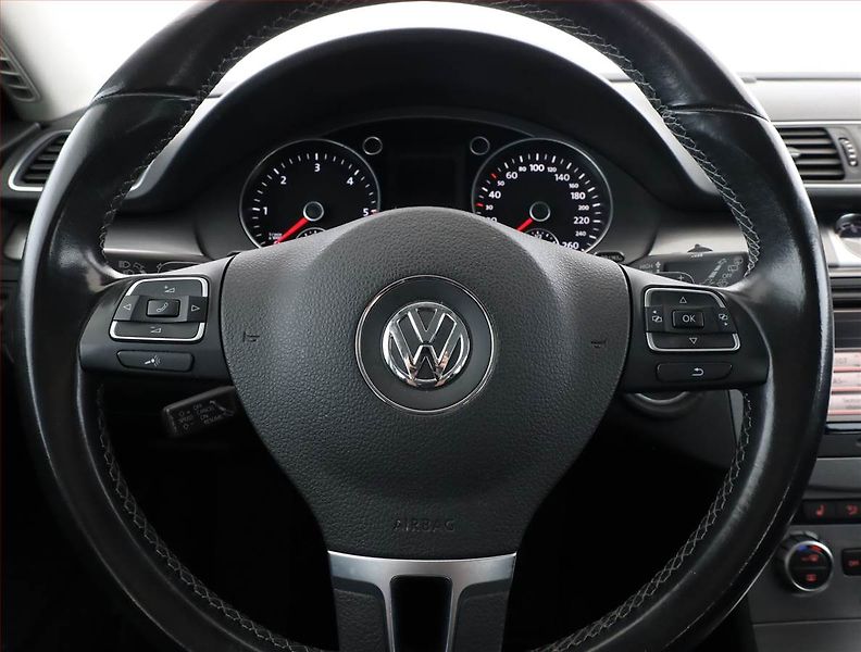 Volkswagen Passat (2014) 2.0 TDI, Automat, Xenony - fotka 8 z 17