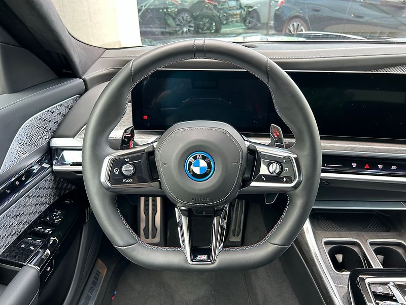BMW Ostatní M760e xDrive, B&W Diamond TOP - fotka 17 z 35