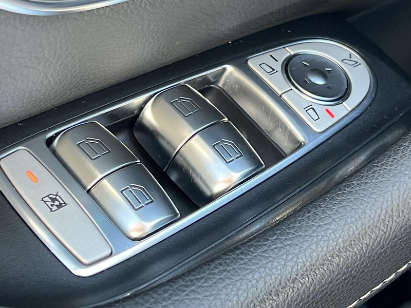 Mercedes-Benz Třídy E 400d 4 Matic vzduch plná výbav - fotka 26 z 29