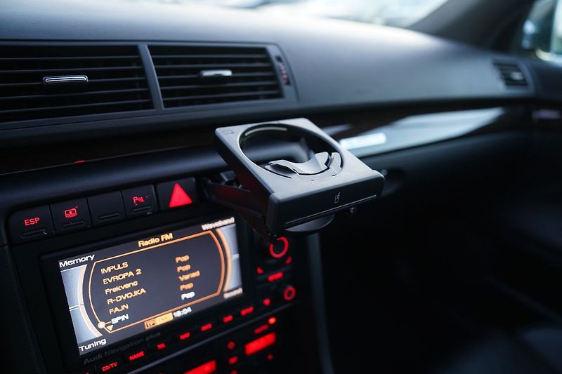 Audi S4 B7 V8 253kW/BOSE/RECARO/MAX VÝ - fotka 44 z 50