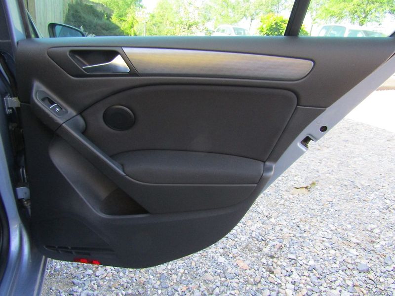 Volkswagen Golf (2011) 1.2 TSI 77kW - fotka 24 z 45