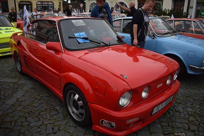 Tři z účastníků srazu před bránou továrny Škoda Auto v Kvasinách
