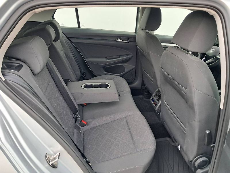 Volkswagen Golf (2022) LIFE 1.5 TSI / 96 kW M6 - fotka 21 z 25