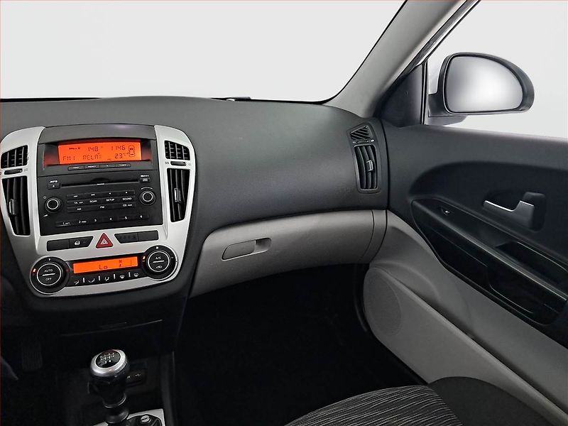 Kia Ceed (2009) 1.6 CVVT, nová STK, zamluveno - fotka 8 z 17