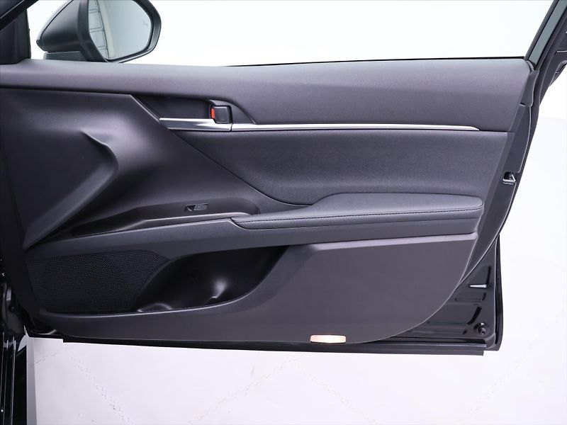Toyota Camry 2,5 HEV Aut. CZ Executive DPH - fotka 12 z 40