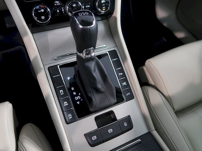 Škoda Superb (2022) LAURIN&KLEMENT 2.0TSI 140KW DS - fotka 38 z 49
