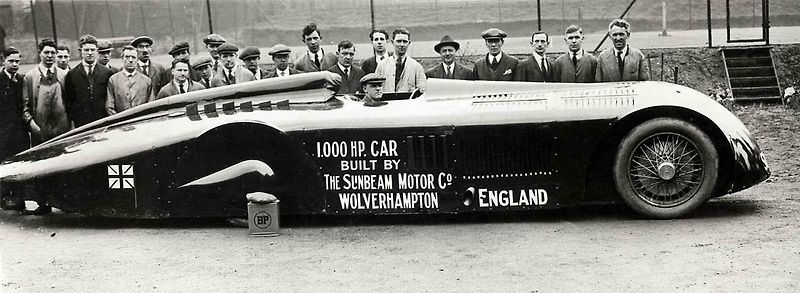Rekordní automobil Sunbeam 1000HP, známý také jako Mystery nebo Slimák, tak jak byl po léta vystavován v britském Nationa Motor Museum v Bealieu.