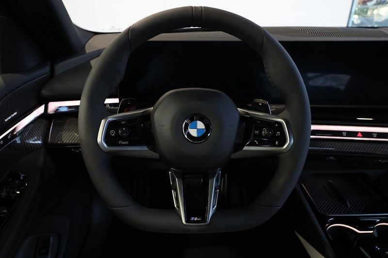 BMW Řada 5 520d xDrive - fotka 10 z 18
