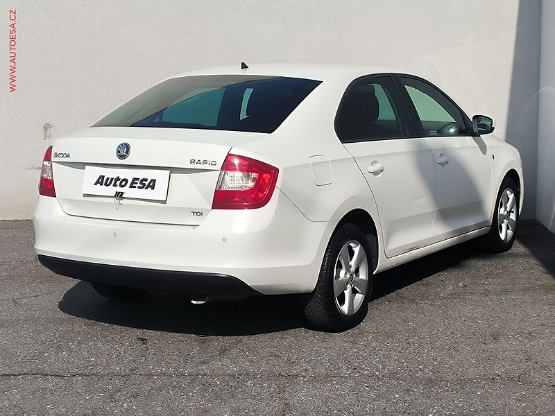 Škoda Rapid (2013) 1.6 TDi, ČR, AC, park.čidla - fotka 4 z 14