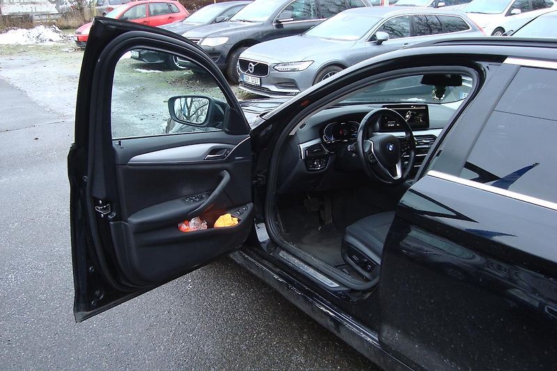 BMW Řada 5 (2021) 530e Xdrive, ČR, 1.Maj.S.Kn. - fotka 23 z 65
