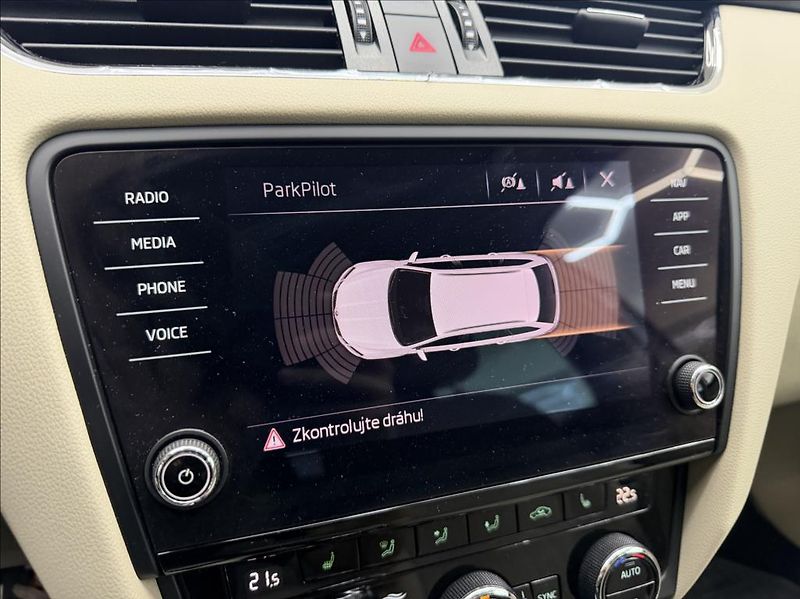 Škoda Octavia 1,6 TDi,Navi,digiklima,vyhř.se - fotka 24 z 33