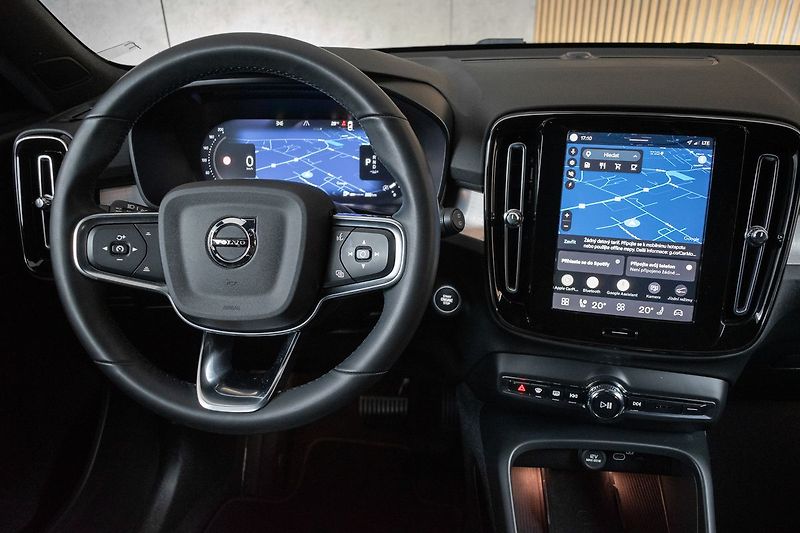 Volvo XC40 B4 CORE*145KW*ACC*ČR*DPH*1.MAJ - fotka 10 z 46
