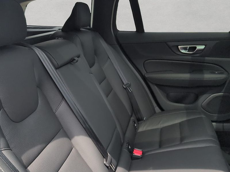 Volvo V60 B4 Plus Dark - fotka 21 z 27