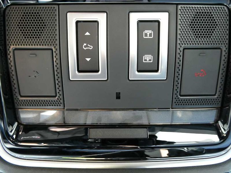Land Rover Range Rover Velar 3,0 Dynamic SE D300 - fotka 32 z 40
