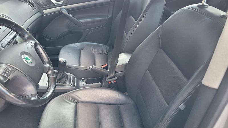 Škoda Octavia 1,6 FSI 85 KW ELEGANCE - fotka 18 z 23