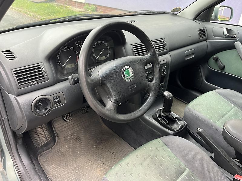 Škoda Octavia 1,6 MPi Ambiente/ servisní k. - fotka 11 z 28