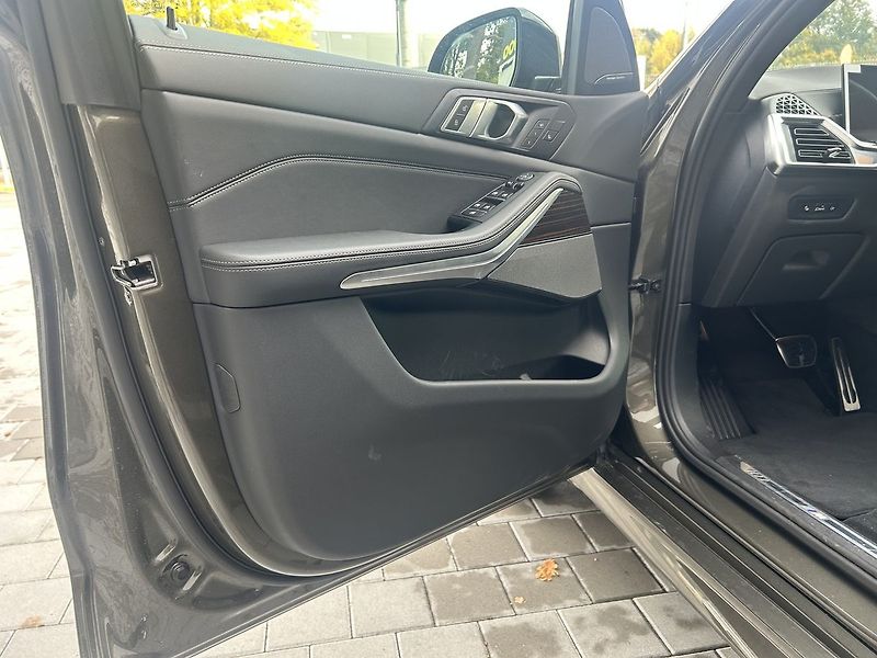 BMW X5 xDrive40d M Sport Pro - fotka 9 z 33