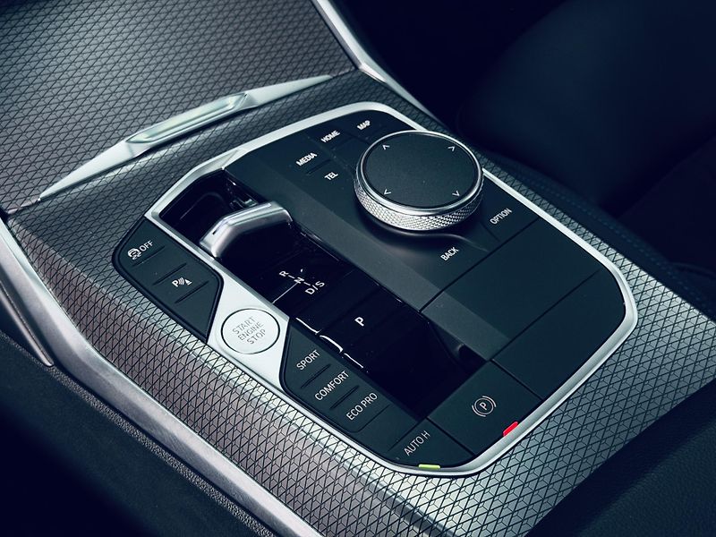 BMW Řada 3 (2023) 330d*xDRIVE*M-PAKET*ZÁR*TAŽNÉ - fotka 23 z 41