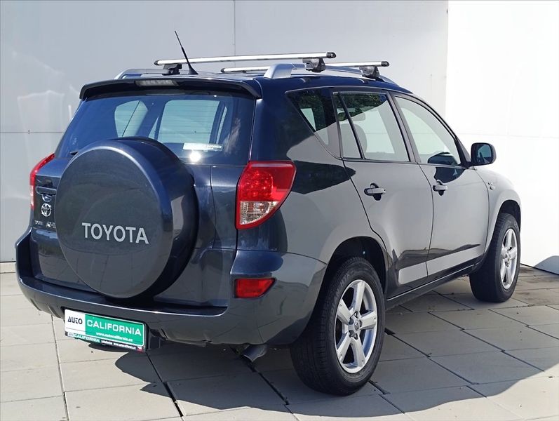 Toyota RAV4 2,2 D-4D 4x4 Aut.klimatizace - fotka 7 z 32
