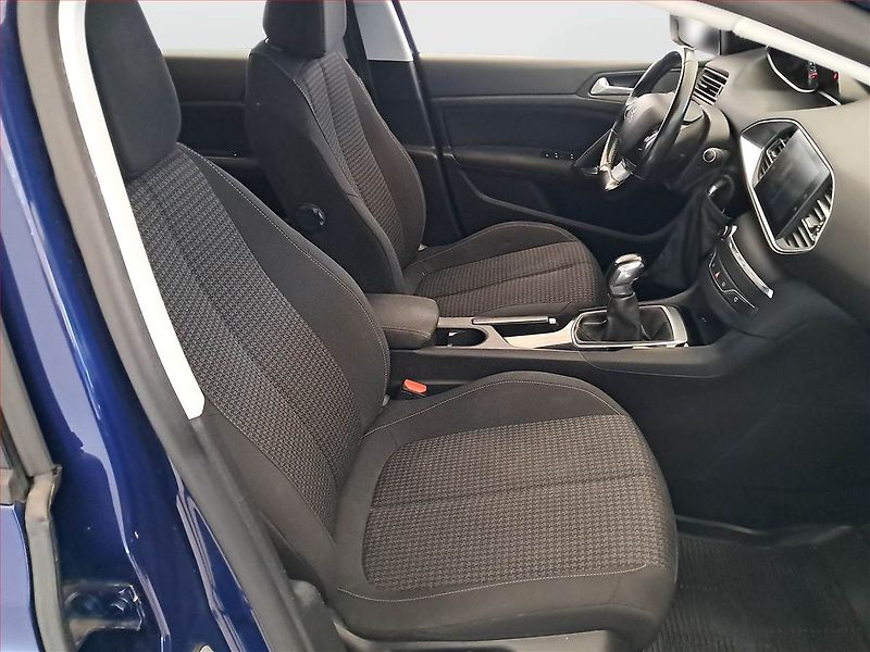 Peugeot 308 (2019) 1.6 BlueHDi, Xenony, Tempomat - fotka 9 z 18