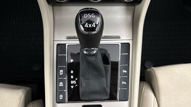 Škoda Superb 2.0 TDI DSG 4x4 Style Combi - fotka 28 z 34