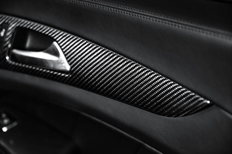Mercedes-Benz CLS 63 AMG 4M, Designo Carbon H&K - fotka 24 z 28