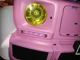 Detail upraveného předního světlometu s LED technologií.