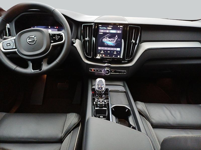 Volvo XC60 B5 AWD Plus Dark VZDUCH TAŽNÉ - fotka 11 z 15