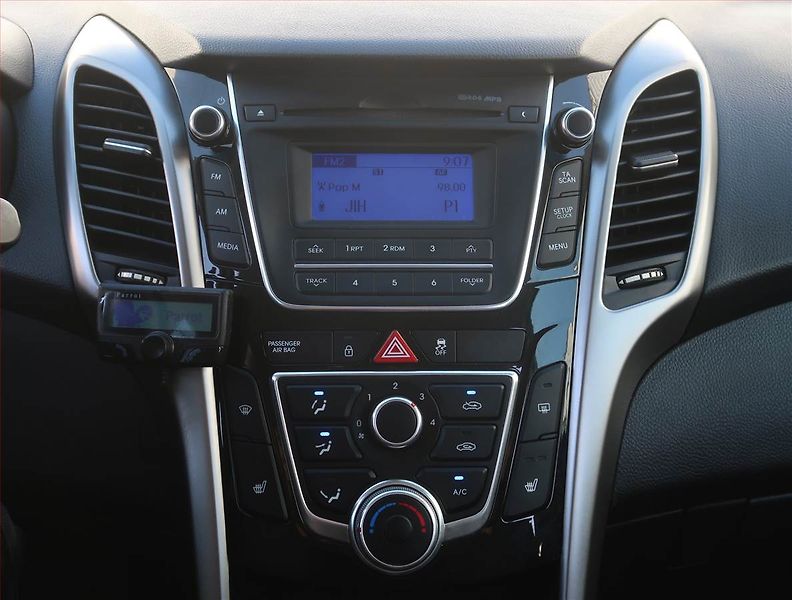 Hyundai i30 (2013) Trikolor 1.6 GDI, Serv.kniha - fotka 12 z 18